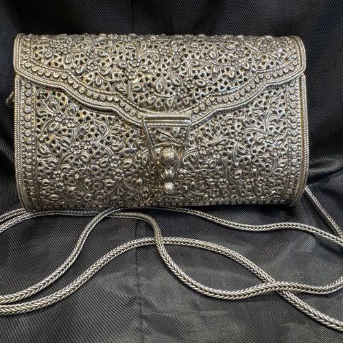 Bolso rígido de plata de 1ª Ley (.925) con diseño floral. 