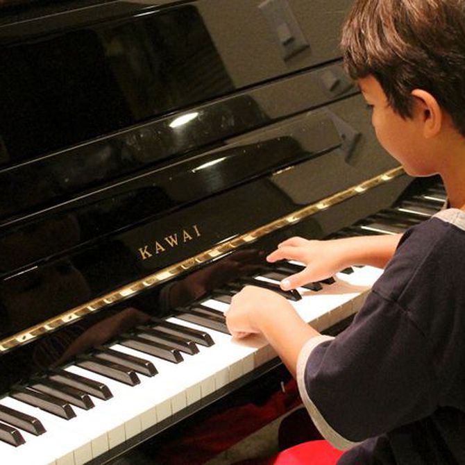 Beneficios de tocar el piano para tus hijos