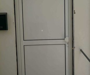Cambiar puerta de madera por una de aluminio en Las Palmas