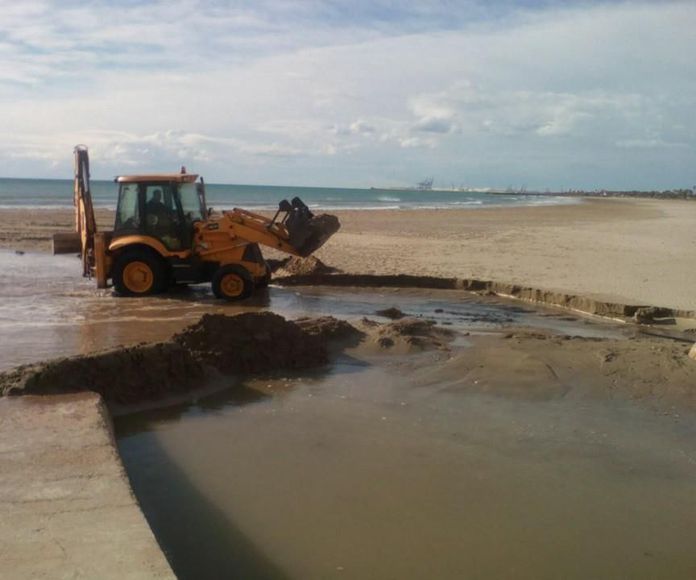 Limpieza de Playas: Servicios de Tractores y Excavaciones Mores