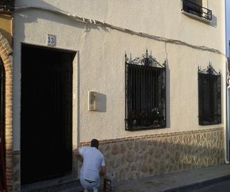 Fachada de pintura plástica con zócalo imitación a piedra.: Trabajos y Técnicas de José Luis Moreno Aplicaciones Pintura, S.L.