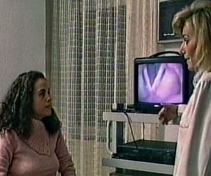 Doctora explicando a la paciente frente al monitor