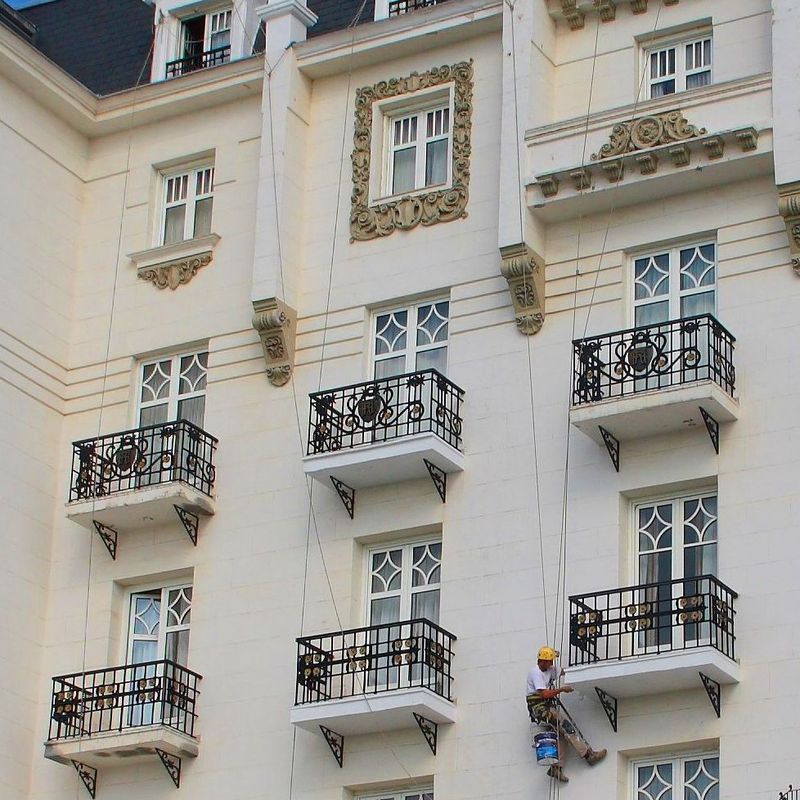 Trabajos de reabilitación de fachadas en el Hotel Real de Santander