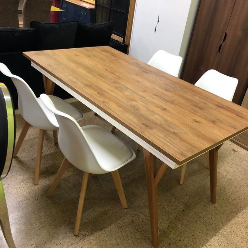 Mesa de madera y 4 sillas blancas: Productos de Remar Castellón