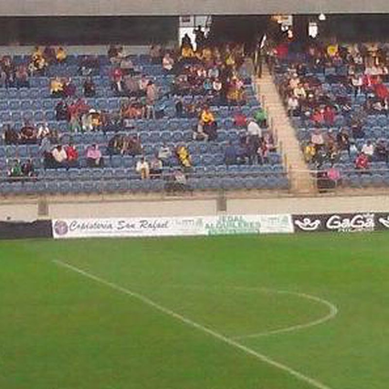 Pancarta de Jedal Alquileres en Estadio Ramón de Carranza.