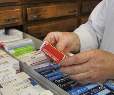 Omeprazol, ibuprofeno, ventolín... Más de 1.200 medicamentos bajan hoy de precio