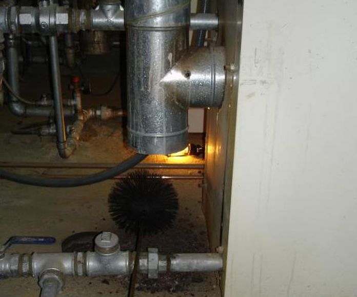 Limpieza chimenea caldera calefacción de gasoil.
