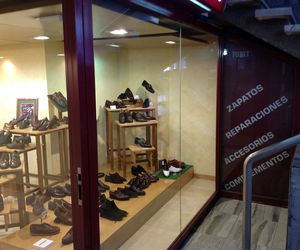 Zapatos, complementos, accesorios y servicio de reparación de calzado