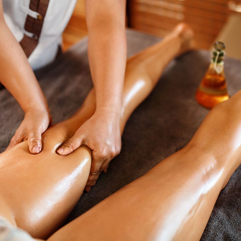Masaje terapéutico de piernas con aceites esenciales: Terapias de Saüc Salut