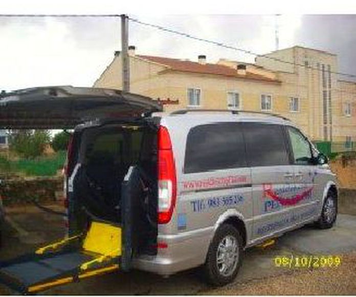 Vehículo de transporte adaptados: Servicios de Residencia Peñaflor }}