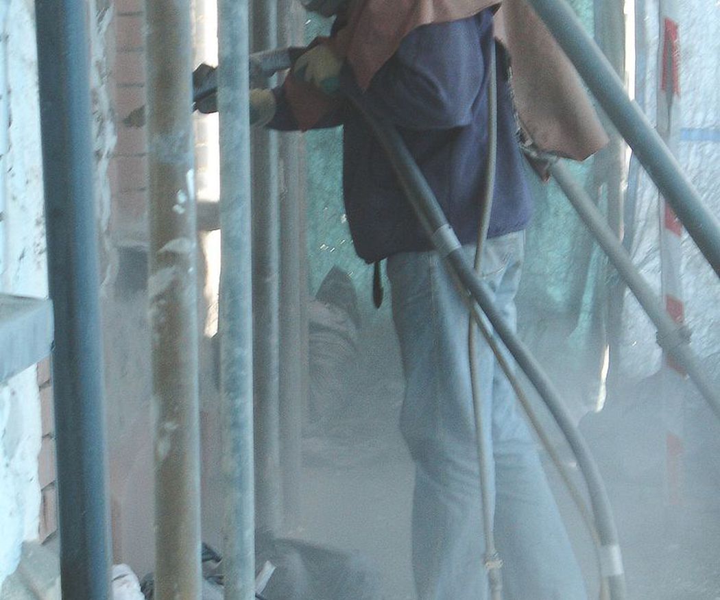 ¿Cómo tratar una pared de madera con chorro de arena?