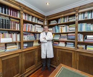 El Doctor Parada Nieto en un rincón de su consulta