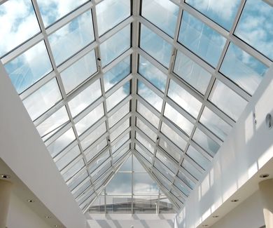  cortinas de cristal y techos móviles para terrazas