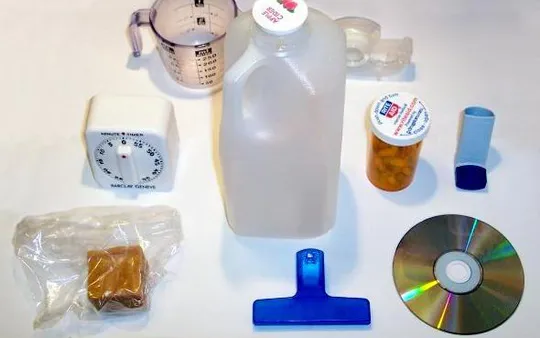 Variedad de artículos hechos con moldes de plástico