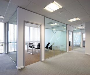 Ventajas de las mamparas de cristal para oficinas