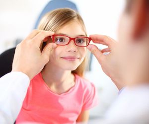 ¿Cuándo deben acudir los niños al oftalmólogo?