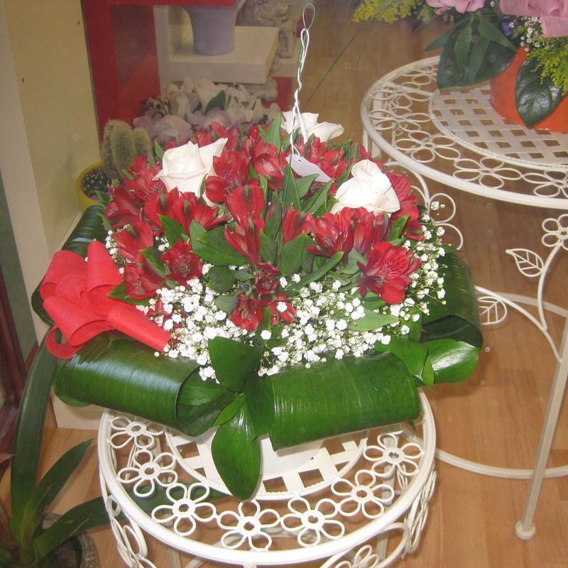 bouquet de rosas y altromenias