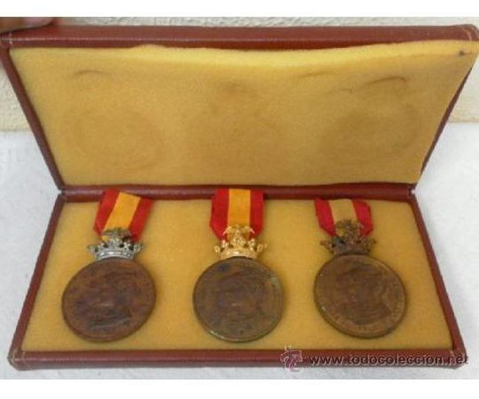 Tres condecoraciones. Categorías oro, plata y bronce. 1888.: Catálogo de Antiga Compra-Venta