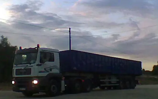 Transporte con camión basculante para gravilla, arena, listones, etc.