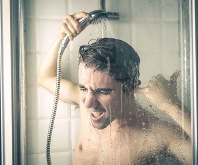 ¿Por qué deberías cantar bajo la ducha?