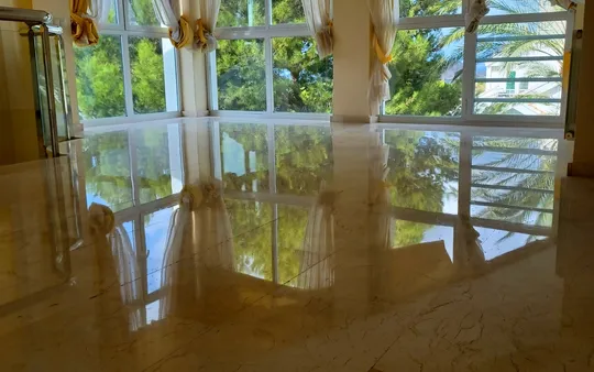 Decapado abrillantado de suelo de marmol . Piso en Santa Ponsa. Mallorca
