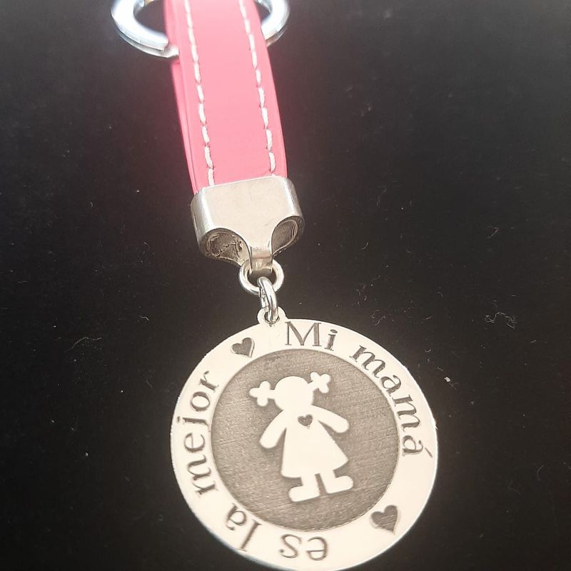 Llavero en plata de ley acabado en cuero rosa: Catálogo de Joyería Izquierdo