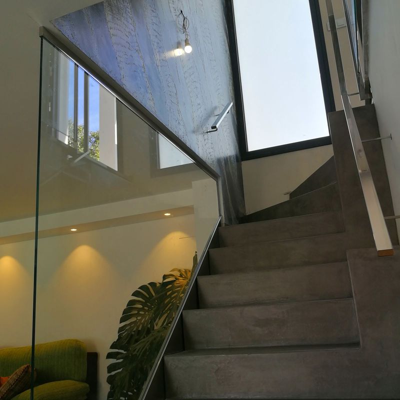 Barandilla de acero inoxidable y vidrio con pasamanos de acero inoxidable diseñada y fabricada a medida para vivienda particular. 