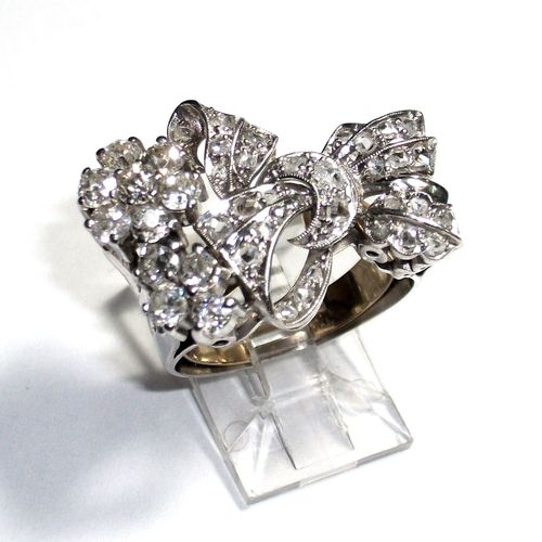 Sortija con lazada y flores realizada en platino con diamantes de diferentes tallas. Circa: 1930-1940. VENDIDA