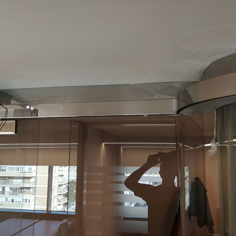Mamparas de vidrio y acero inoxidable de separación de espacios:  de Icminox