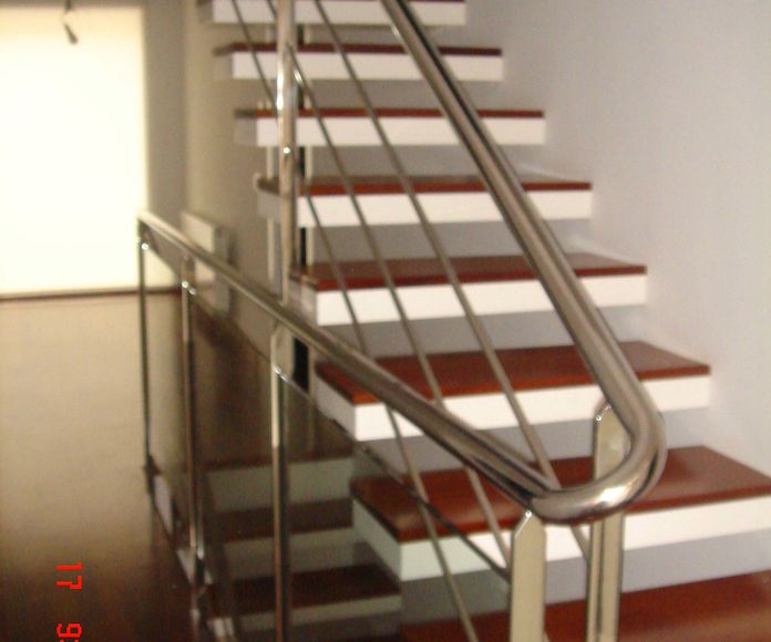 Barandilla de escalera : pilastras de pletina ,varillas transversales de 15mm y pasamanos de tubo de 40mm enlazado