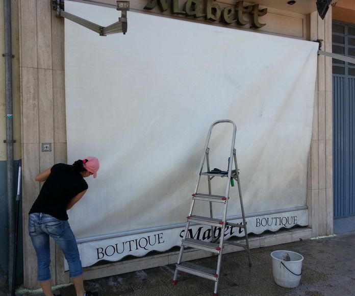 Toldo desmontado para su limpieza.