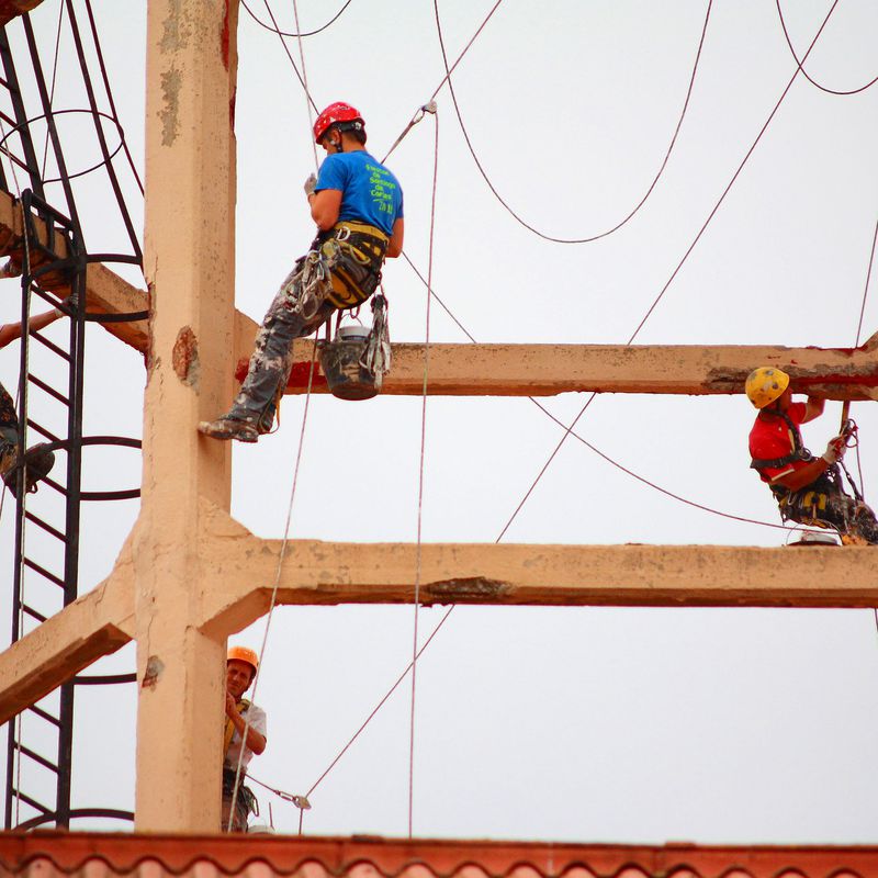 Trabajos verticales en Torrelavega. Mantenimiento de estructura de hormigón