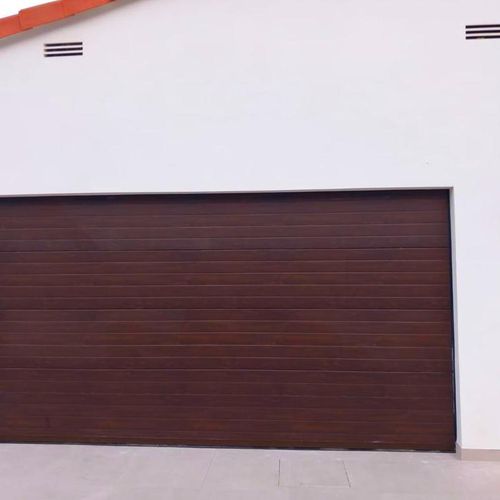 Puerta seccional acanalada 