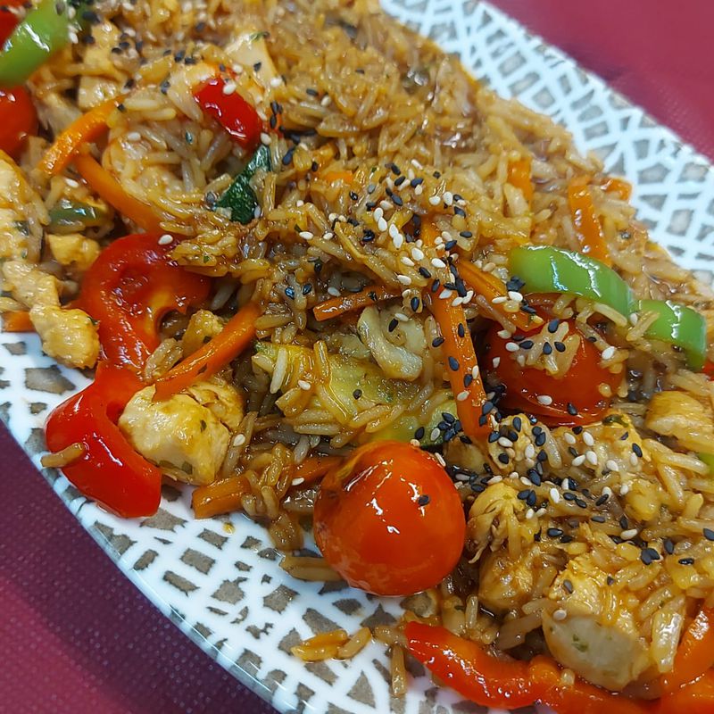 Wok de arroz con langostinos, pollo y verduras: Nuestra Cocina de Nova Lua Chea Vinoteca