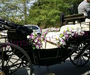 Decoración floral de coches de caballos para bodas