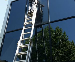 Limpieza de fachada acristada en altura