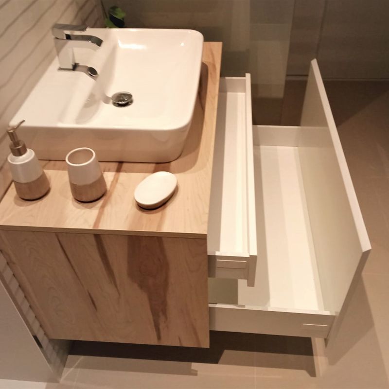 Mueble de baño en madera y blanco