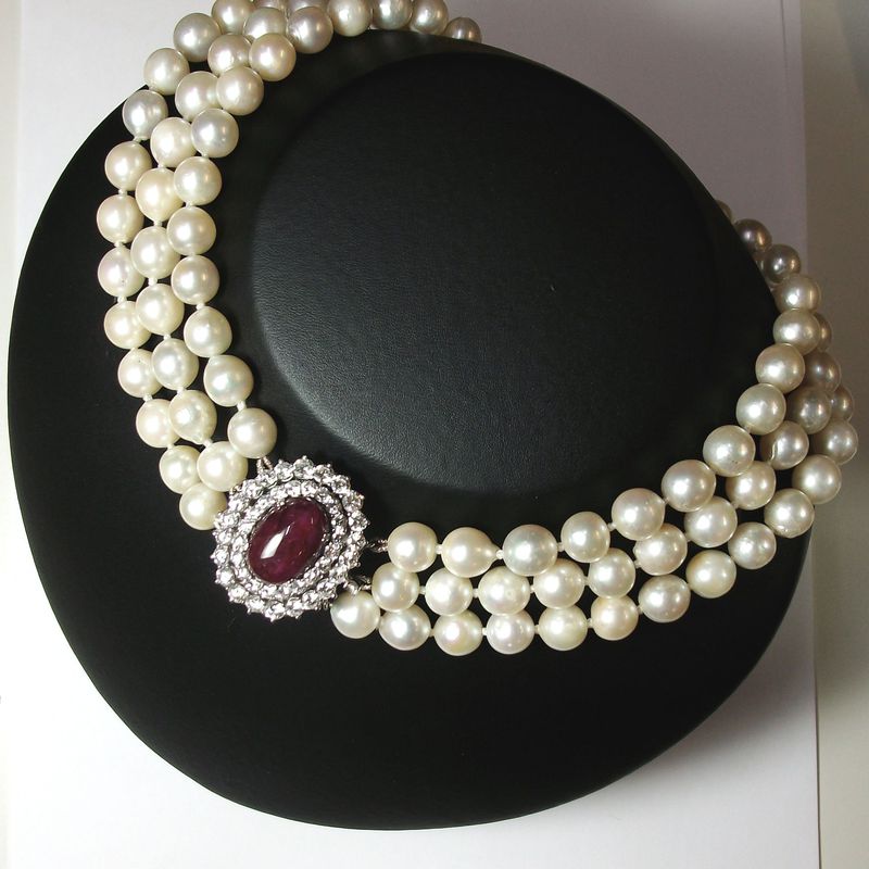 Collar de perlas cultivadas con cierre de oro con diamantes y rubí. 60-70.
