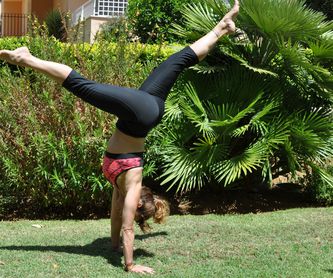 Yoga para la tercera edad: Clases y talleres de Izel Yoga