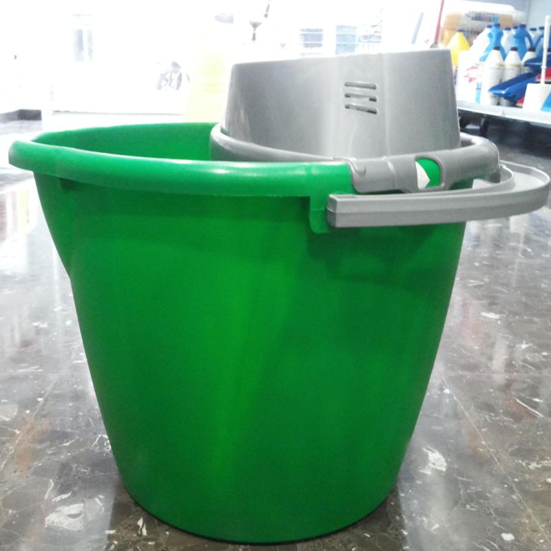 Cubo redondo verde : SERVICIOS  Y PRODUCTOS de Neteges Louzado, S.L.