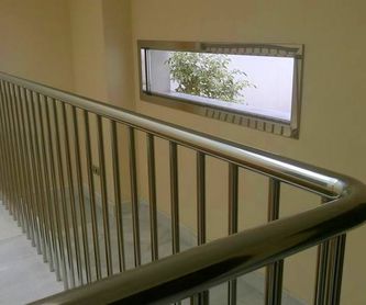 Puertas de acero inoxidable de barrera de protección infantil en escaleras.:  de Icminox