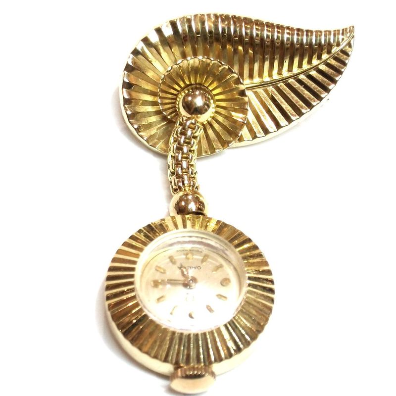 Broche con reloj colgante de marca Omega en oro 18k. 1950-60.Ref. A-13123.: Catálogo de Antigua Joyeros
