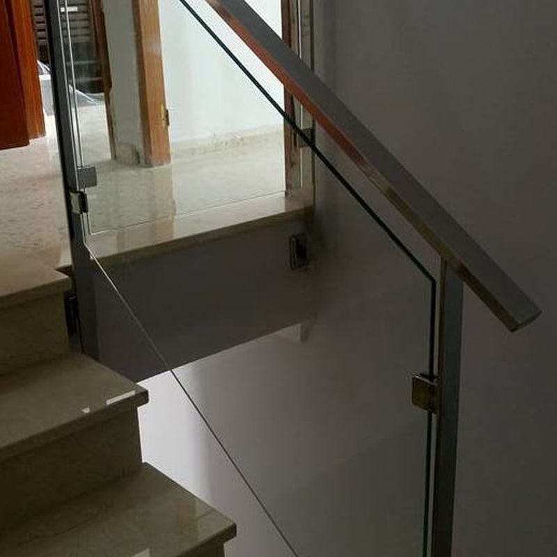 Barandilla de acero inoxidable y vidrio diseñada y montada a medida para vivienda particular