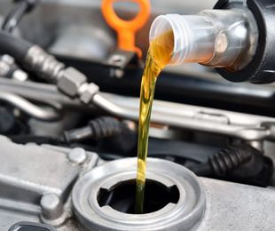 La importancia de cambiar el aceite a tu coche