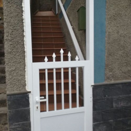 Fachadas. portal de entrada en Aluminio Blanco.