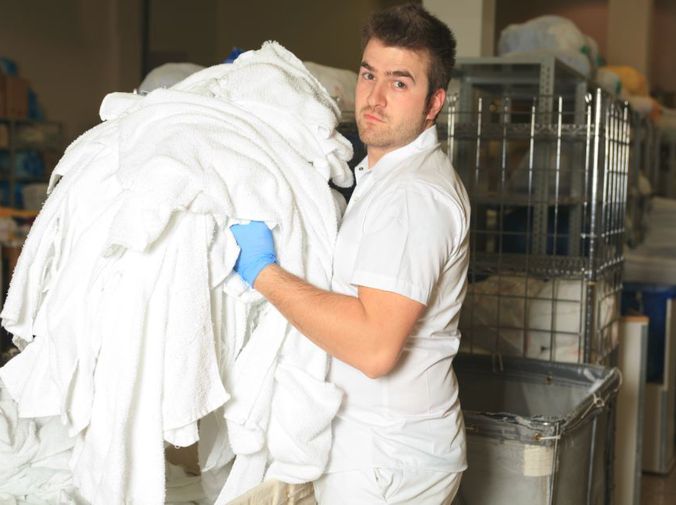 Trucos de limpieza: El líquido que debes añadir al agua de la plancha para  que la ropa o sábanas queden perfumadas