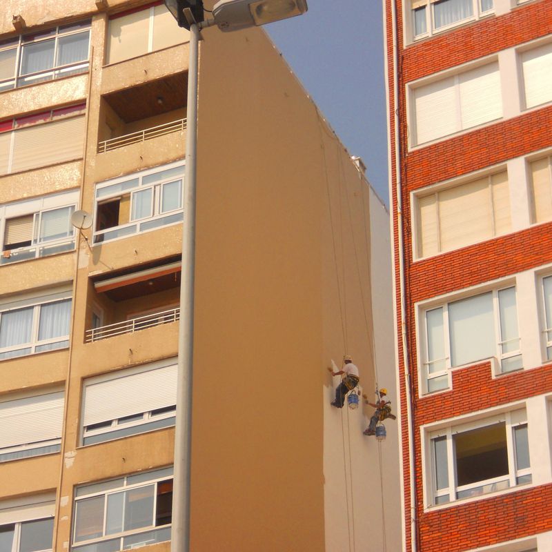 Reparación de fachada en Santander. Trabajos verticales Cantabria.