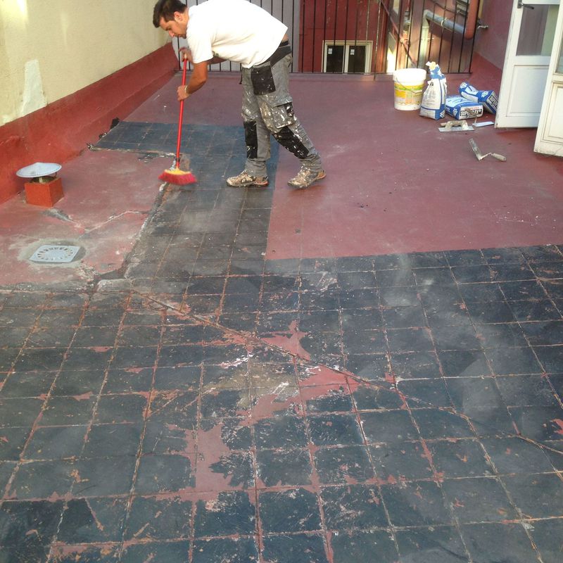 Tratamientos previos de limpieza y desinfección en terrazas.