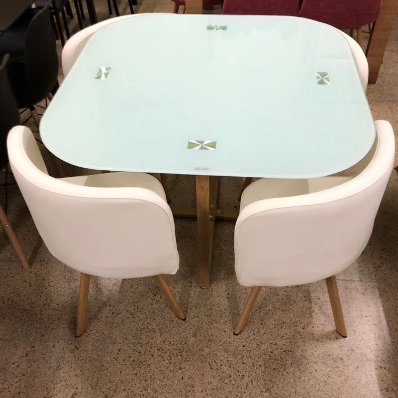 Mesa de cristal  con esquinas redondeadas y 4 sillas blancas: Productos de Remar Castellón