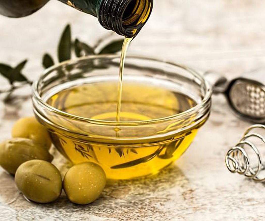 Los beneficios saludables del aceite de oliva virgen en la dieta mediterránea